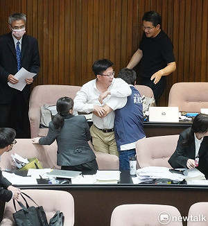 抱走周萬來議事文件 郭國文:我必須杯葛擴權違憲法案