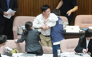 抱走周萬來議事文件 郭國文：我必須杯葛擴權違憲法案