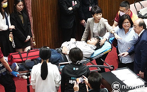 藍白暴力致綠委送醫 邱志偉腦震盪、鍾佳濱肋骨挫傷、莊瑞雄心絞痛