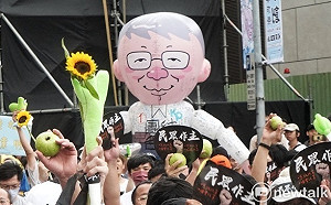 民眾黨集會嗆聲民進黨部 年長柯粉喝台啤、「小草」為太陽花內鬨