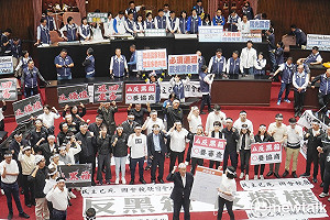 國民黨、民眾黨國會擴權惹議!彭博:親中反對派企圖削弱總統權力