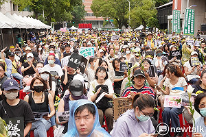 反對國會改革黑箱 不到中午已有萬人集結立院周邊抗議