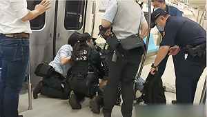 北捷紅線驚魂!男捷運上暴走嚇壞乘客 遭警壓制離站