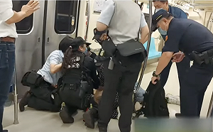 北捷紅線驚魂！男捷運上暴走嚇壞乘客 遭警壓制離站