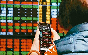 國人瘋買高股息 這檔高息 ETF 今年績效勝台股大盤