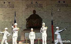 獨家》政院推動轉型正義會報決議  三軍儀隊撤出中正紀念堂體   移轉至自由廣場操演