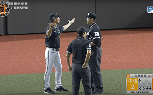 （影）兄弟爭議2分砲橫掃獅隊！餅總氣噗噗「跨欄」槓裁判