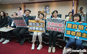 從上週就破門闖會議室 藍黨團批：不只黃賊、民進黨團都是賊