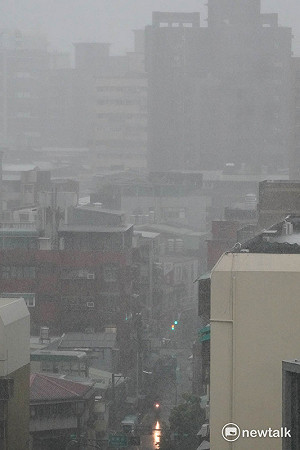 10縣市山區恐迎大雨 氣象署發布特報:注意雷擊及強陣風!