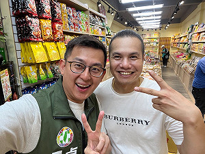 卓冠廷逛零嘴店 老板竟是前中職球星「花花」