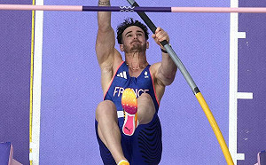 巴黎奧運》都小頭惹的禍！法國撐竿跳好手撞桿落敗 影片全球暴紅