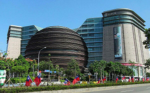 北檢首提追行賄金流  沈慶京虛弱銬坐輪椅由法警推入應訊