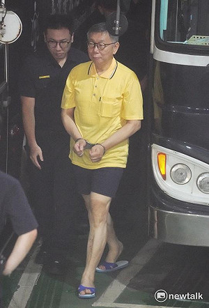 快訊》遭羈押第14天 柯文哲今三度遭提訊露一抹微笑 