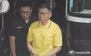 快訊》遭羈押第14天 柯文哲今三度遭提訊露一抹微笑 