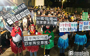 圖輯》選前之夜! 「拆樑」造勢晚會曹興誠開講 「固樑」晚會2萬支持者冒雨造勢