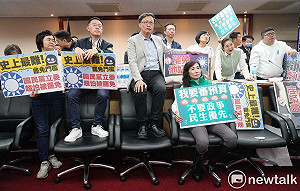 直擊》排審選罷法衝突山雨欲來 民進黨團一早甲動佔領主席台
