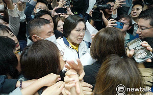 直擊》(影)藍營選罷法開會違規宣讀、架脖子 綠委控：暴力惡質國民黨 