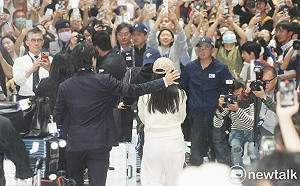 (影)棒球12強台灣隊勇奪冠軍返國 F-16V伴飛、桃園機場水門禮迎接