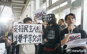 中生訪台大遇示威  抗議學生：盼能藉行動與中國學生對等交流