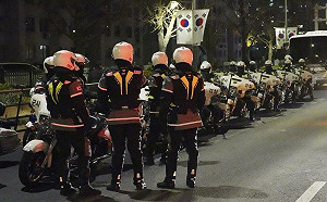 (影) 280軍人帶槍闖入與國會人員爆衝突!桌椅、沙發擋住關鍵3小時 南韓成功解嚴