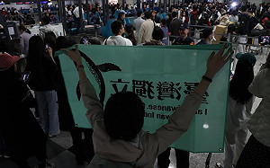 (影)中生團今日回家 驚見民眾機場高舉：Bye Bye！別再來