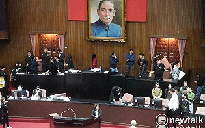 直擊》議場主席台堵門佈陣 民進黨團再防藍營硬闖選罷法 