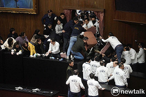 快訊》(影)韓國瑜已到議場後休息室  藍綠進入主席台攻奪戰