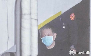 快訊》柯文哲涉貪案三度開庭首提訊沈慶京 1時半坐輪椅抵北院