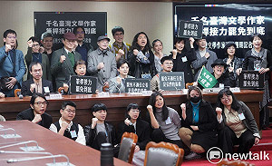 台灣文學作家站出來 高喊「筆桿接力 罷免到底」挺罷藍委二階連署