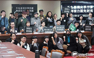 台灣文學作家站出來 高喊「筆桿接力 罷免到底」挺罷藍委二階連署 