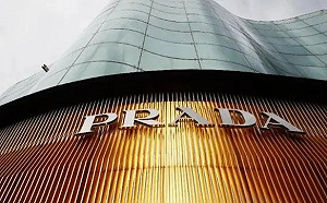 合力對抗LVMH! Prada花440億併購Versace 壟斷義大利奢侈品牌