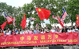 習近平訪馬來西亞「照本宣科」! 身後拿大黑包女孩是誰掀熱議