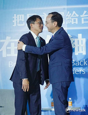 藍白峰會給蔣萬安軟釘子?罷團秀「蔥爆豬肉」文宣反諷