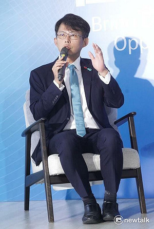 稱國旗徽章永遠比KP高 黃國昌:把國家利益放在第一位具體表現