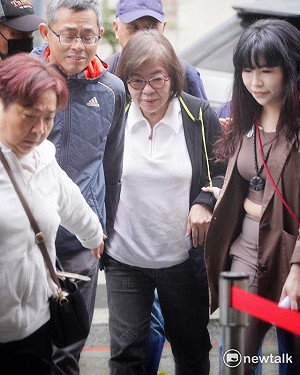 黃呂錦茹羈押庭今重開 面無表情現身、未發一語