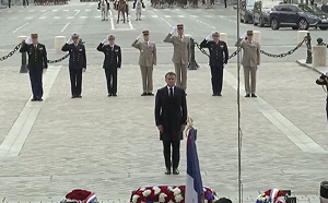 (影) 巴黎盛大舉行二戰勝利紀念活動，馬克宏向戴高樂獻花