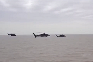 （影）連續10天11起對峙! 只隔10尺 「外國勢力」東海近逼解放軍直升機