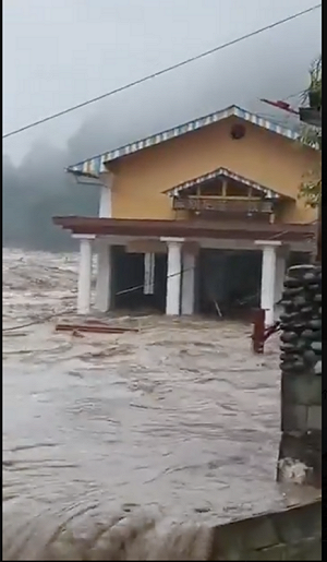 (影) 一大棟房子瞬間倒入怒江中! 雲南、桂林暴雨 山洪暴發沖走樓房