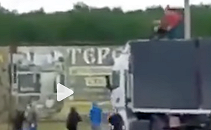 (影) 烏蜘蛛網貨車出擊後會自爆!俄「愛國者」爬上車阻止 結果「轟」一聲.....