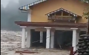 (影) 一大棟房子瞬間倒入怒江中! 雲南、桂林暴雨 山洪暴發沖走樓房