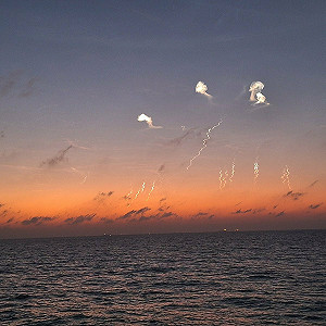 (影) 伊朗反攻 150枚導彈狂射特拉維夫！ 以軍「鐵穹」與「箭」攔截 上空都是煙火