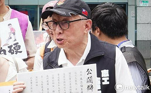 (影) 有水準？曹興誠親送辯論邀請書 國民黨放「燃燒吧！火鳥」干擾 