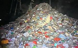 湖南又一溶洞遭汙染! 湘西地下現15米「垃圾山」 網紅探洞揭惡臭、污水橫流