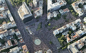 （影）塞爾維亞示威全面升溫  民眾怒吼「奪回自由！」