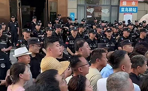 (影) 山東樹拍易購暴雷! 投資人與鎮報警激烈衝突 負責人遭控制