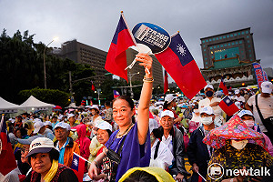 轟賴實質操弄大罷免 管中閔帶頭呼喊「賴清德下台」