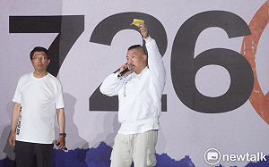 反罷免網紅闖凱道撒冥紙身 館長牽拖「青鳥」：別讓瀕臨絕種動物受傷