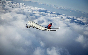 (影) Delta航班遇劇烈亂流 25人送醫! 美停在機坪飛機也被風吹跑 