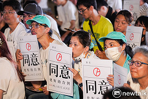 白公投選前之夜 藍委從核三廠帶瓶裝水現場喝:大家看我身體有變形?