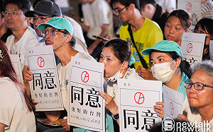 白公投選前之夜　藍委從核三廠帶瓶裝水現場喝：大家看我身體有變形？